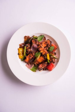 Kırmızı biber ya da baharatlı süzme peynir, kapsiyum ve soğanla servis edilir, favori Hint başlangıç menüsü, seçici odaklanma.