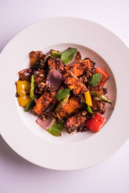 Kırmızı biber ya da baharatlı süzme peynir, kapsiyum ve soğanla servis edilir, favori Hint başlangıç menüsü, seçici odaklanma.