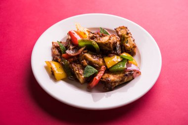 Kırmızı biber ya da baharatlı süzme peynir, kapsiyum ve soğanla servis edilir, favori Hint başlangıç menüsü, seçici odaklanma.