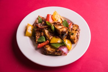 Kırmızı biber ya da baharatlı süzme peynir, kapsiyum ve soğanla servis edilir, favori Hint başlangıç menüsü, seçici odaklanma.