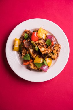 Kırmızı biber ya da baharatlı süzme peynir, kapsiyum ve soğanla servis edilir, favori Hint başlangıç menüsü, seçici odaklanma.