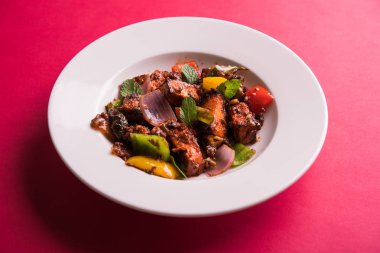 Kırmızı biber ya da baharatlı süzme peynir, kapsiyum ve soğanla servis edilir, favori Hint başlangıç menüsü, seçici odaklanma.