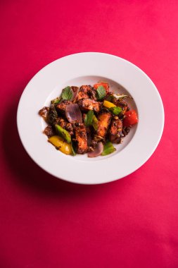 Kırmızı biber ya da baharatlı süzme peynir, kapsiyum ve soğanla servis edilir, favori Hint başlangıç menüsü, seçici odaklanma.