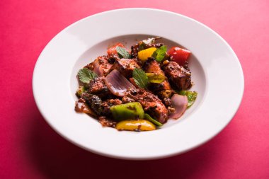 Kırmızı biber ya da baharatlı süzme peynir, kapsiyum ve soğanla servis edilir, favori Hint başlangıç menüsü, seçici odaklanma.