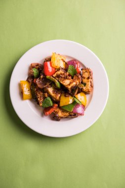 Kırmızı biber ya da baharatlı süzme peynir, kapsiyum ve soğanla servis edilir, favori Hint başlangıç menüsü, seçici odaklanma.