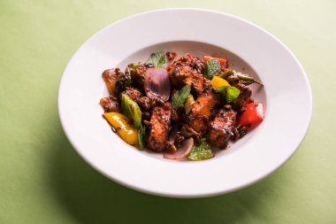 Kırmızı biber ya da baharatlı süzme peynir, kapsiyum ve soğanla servis edilir, favori Hint başlangıç menüsü, seçici odaklanma.