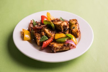 Kırmızı biber ya da baharatlı süzme peynir, kapsiyum ve soğanla servis edilir, favori Hint başlangıç menüsü, seçici odaklanma.