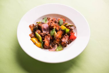 Kırmızı biber ya da baharatlı süzme peynir, kapsiyum ve soğanla servis edilir, favori Hint başlangıç menüsü, seçici odaklanma.