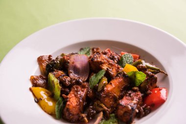 Kırmızı biber ya da baharatlı süzme peynir, kapsiyum ve soğanla servis edilir, favori Hint başlangıç menüsü, seçici odaklanma.