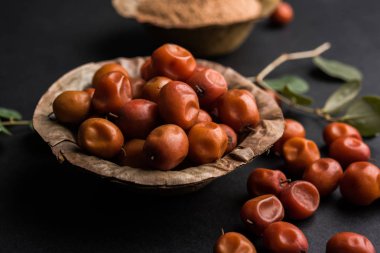 Organik toz Hint hünnap veya ber veya berry (Ziziphus mauritiana) moody aydınlatma, seçici odak