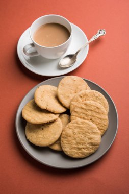 Baharatlı kızarmış mathri veya Hint bir aperatif olan mathari bir bardak çay, seçici odak ile servis