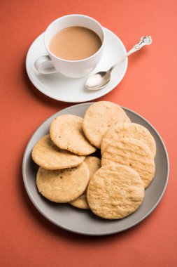 Baharatlı kızarmış mathri veya Hint bir aperatif olan mathari bir bardak çay, seçici odak ile servis