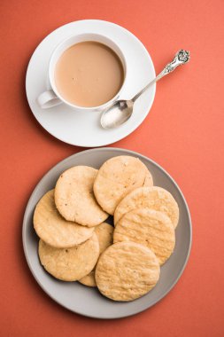 Baharatlı kızarmış mathri veya Hint bir aperatif olan mathari bir bardak çay, seçici odak ile servis