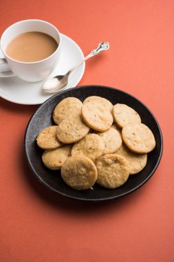 Baharatlı kızarmış mathri veya Hint bir aperatif olan mathari bir bardak çay, seçici odak ile servis