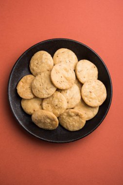 Baharatlı kızarmış mathri veya Hint bir aperatif olan mathari bir bardak çay, seçici odak ile servis