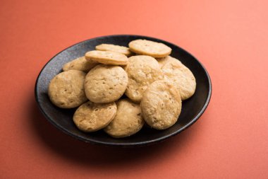 Baharatlı kızarmış mathri veya Hint bir aperatif olan mathari bir bardak çay, seçici odak ile servis