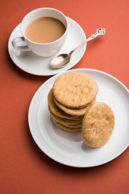 Baharatlı kızarmış mathri veya Hint bir aperatif olan mathari bir bardak çay, seçici odak ile servis