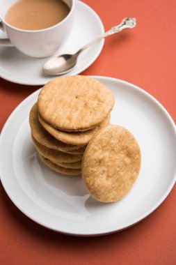 Baharatlı kızarmış mathri veya Hint bir aperatif olan mathari bir bardak çay, seçici odak ile servis