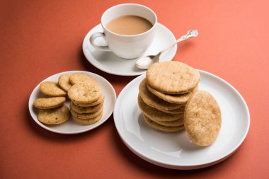 Baharatlı kızarmış mathri veya Hint bir aperatif olan mathari bir bardak çay, seçici odak ile servis