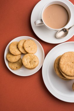 Baharatlı kızarmış mathri veya Hint bir aperatif olan mathari bir bardak çay, seçici odak ile servis