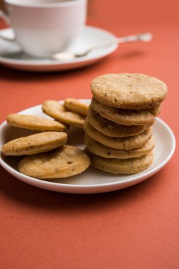 Baharatlı kızarmış mathri veya Hint bir aperatif olan mathari bir bardak çay, seçici odak ile servis