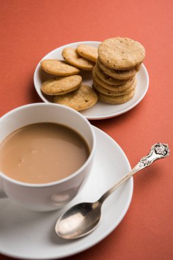 Baharatlı kızarmış mathri veya Hint bir aperatif olan mathari bir bardak çay, seçici odak ile servis