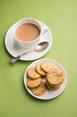Baharatlı kızarmış mathri veya Hint bir aperatif olan mathari bir bardak çay, seçici odak ile servis