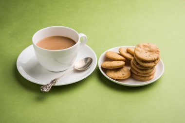 Baharatlı kızarmış mathri veya Hint bir aperatif olan mathari bir bardak çay, seçici odak ile servis