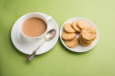 Baharatlı kızarmış mathri veya Hint bir aperatif olan mathari bir bardak çay, seçici odak ile servis