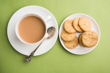 Baharatlı kızarmış mathri veya Hint bir aperatif olan mathari bir bardak çay, seçici odak ile servis