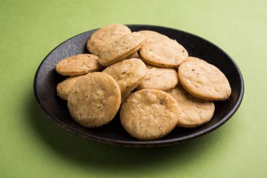 Baharatlı kızarmış mathri veya Hint bir aperatif olan mathari bir bardak çay, seçici odak ile servis