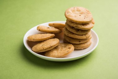 Baharatlı kızarmış mathri veya Hint bir aperatif olan mathari bir bardak çay, seçici odak ile servis