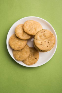 Baharatlı kızarmış mathri veya Hint bir aperatif olan mathari bir bardak çay, seçici odak ile servis