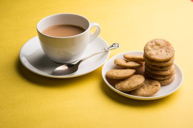 Baharatlı kızarmış mathri veya Hint bir aperatif olan mathari bir bardak çay, seçici odak ile servis