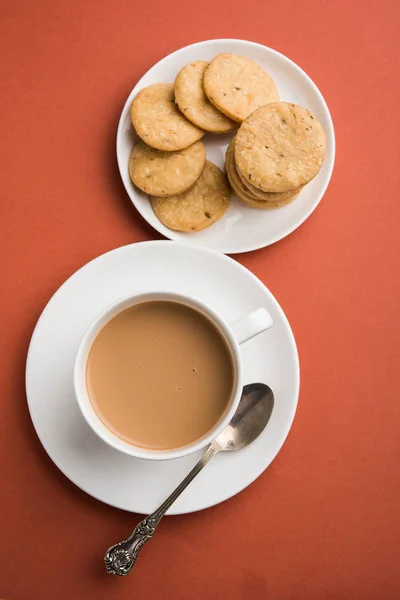 Mathri frito picante o mathari que es un bocadillo indio servido con una taza de té, enfoque selectivo — Foto de Stock