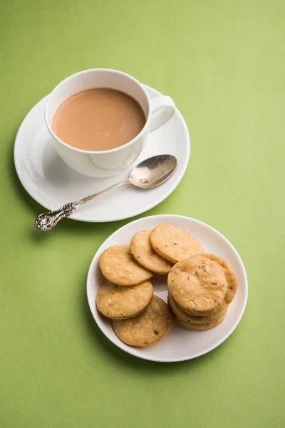 Würzig gebratener Mathri oder Mathari, ein indischer Snack, der mit einer Tasse Tee serviert wird, selektiver Fokus — Stockfoto