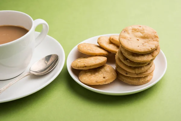 Mathri frito picante o mathari que es un bocadillo indio servido con una taza de té, enfoque selectivo — Foto de Stock