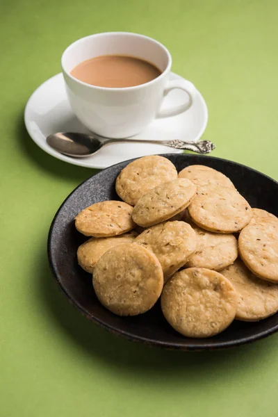 Würzig gebratener Mathri oder Mathari, ein indischer Snack, der mit einer Tasse Tee serviert wird, selektiver Fokus — Stockfoto