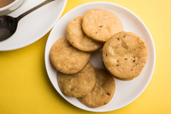 Picante mathri frito ou mathari que é um lanche indiano servido com uma xícara de chá, foco seletivo — Fotografia de Stock