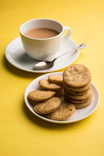 Mathri frito picante o mathari que es un bocadillo indio servido con una taza de té, enfoque selectivo — Foto de Stock