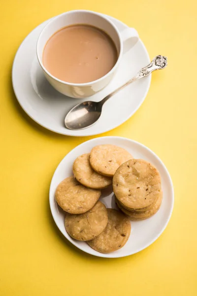 Würzig gebratener Mathri oder Mathari, ein indischer Snack, der mit einer Tasse Tee serviert wird, selektiver Fokus — Stockfoto