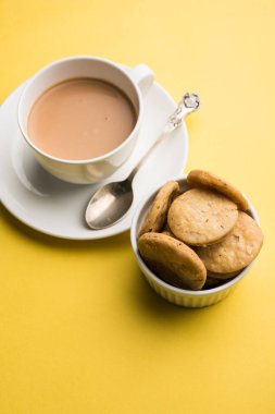 Baharatlı kızarmış mathri veya Hint bir aperatif olan mathari bir bardak çay, seçici odak ile servis