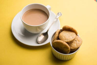 Baharatlı kızarmış mathri veya Hint bir aperatif olan mathari bir bardak çay, seçici odak ile servis