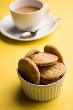 Baharatlı kızarmış mathri veya Hint bir aperatif olan mathari bir bardak çay, seçici odak ile servis