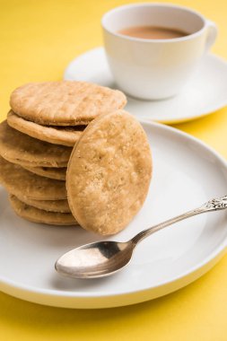 Baharatlı kızarmış mathri veya Hint bir aperatif olan mathari bir bardak çay, seçici odak ile servis