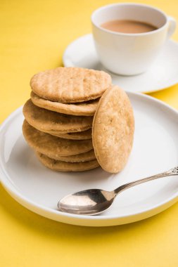 Baharatlı kızarmış mathri veya Hint bir aperatif olan mathari bir bardak çay, seçici odak ile servis