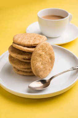 Baharatlı kızarmış mathri veya Hint bir aperatif olan mathari bir bardak çay, seçici odak ile servis