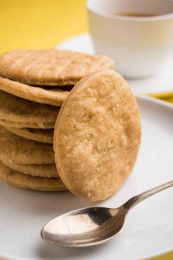 Baharatlı kızarmış mathri veya Hint bir aperatif olan mathari bir bardak çay, seçici odak ile servis