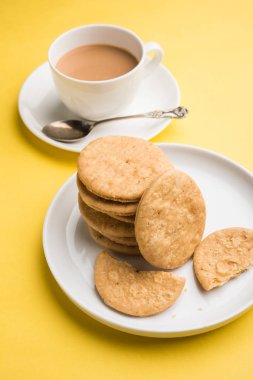Baharatlı kızarmış mathri veya Hint bir aperatif olan mathari bir bardak çay, seçici odak ile servis