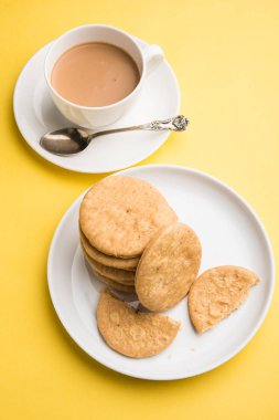 Baharatlı kızarmış mathri veya Hint bir aperatif olan mathari bir bardak çay, seçici odak ile servis